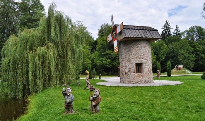Поместье белорусского Деда Мороза в Каменюках (Беловежская пуща)